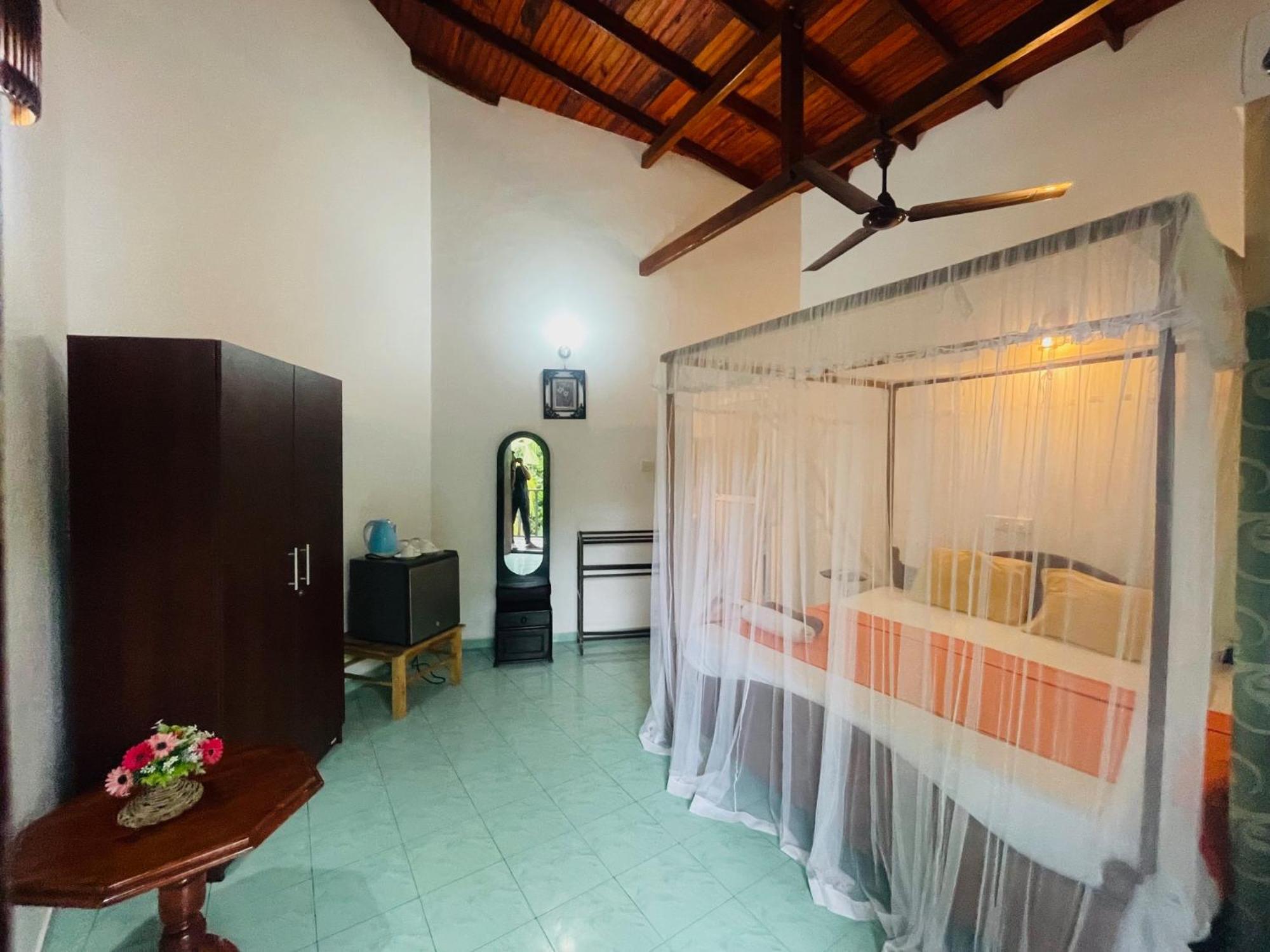 Peacock Beach Hotel Unawatuna Dış mekan fotoğraf
